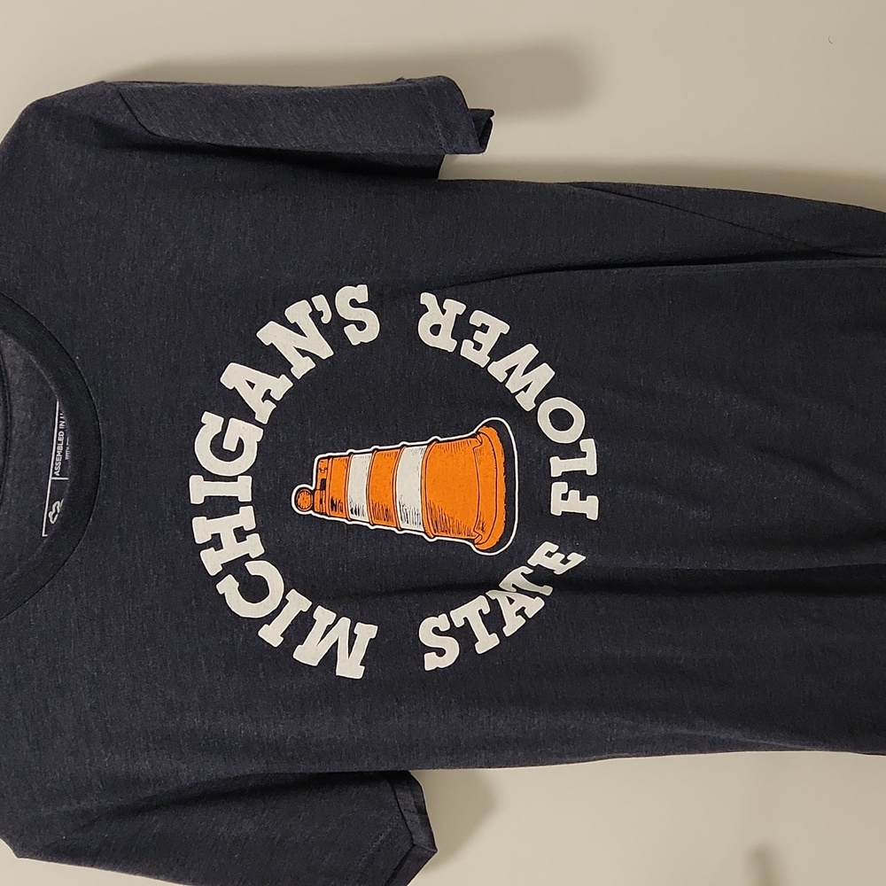 The Mitten State Michigan's State Flower shirt. Men's Size Small.